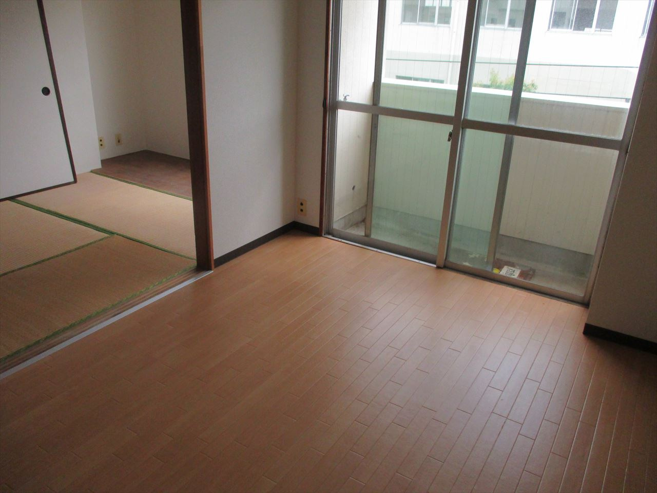 第1中日ビルの洋室