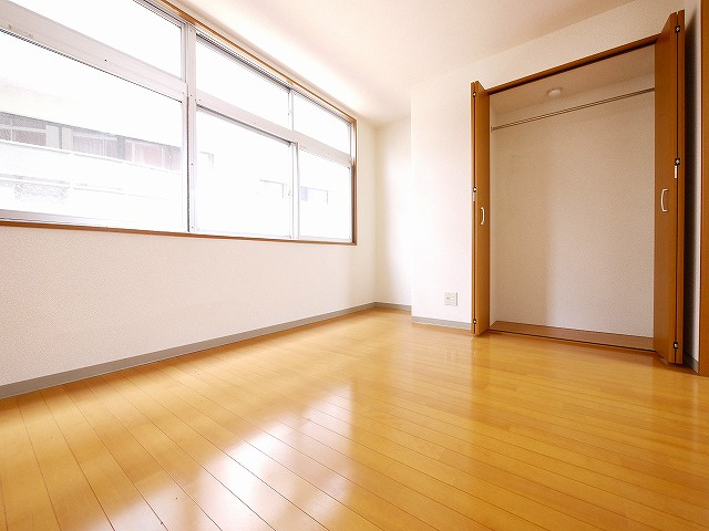 川上ビルの洋室