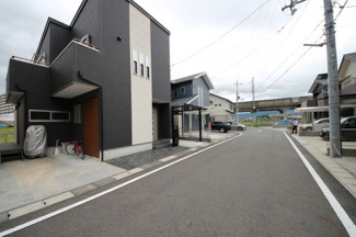 【前面道路含む現地写真】