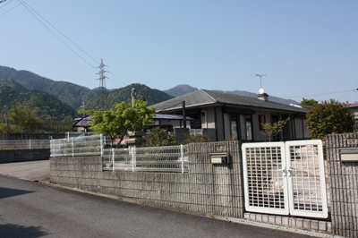 【外観】 | 大津市大物723-21 二世帯戸建て | 約160坪の敷地、駐車6台可能な二世帯住宅
