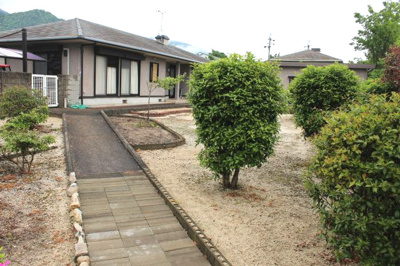 【外観】 | 大津市大物723-21 二世帯戸建て | 玄関アプローチから建物外観