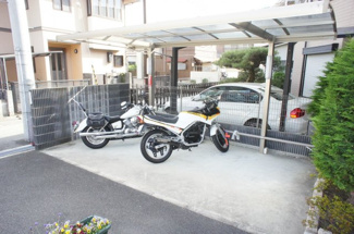 【駐車場】 | 屋根付きのバイク置き場が完備されています。