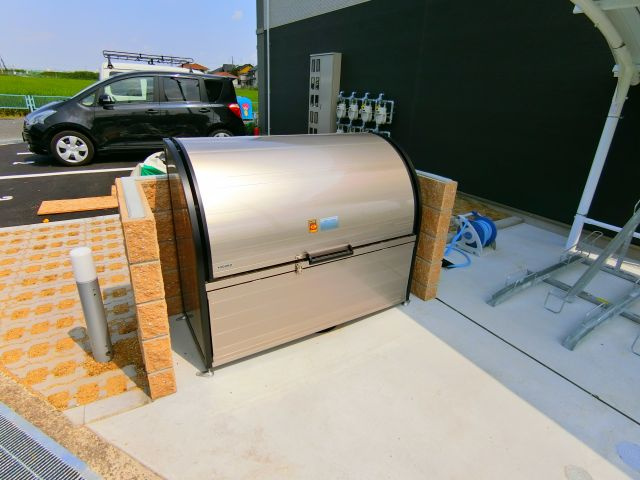 サンプレスの周辺