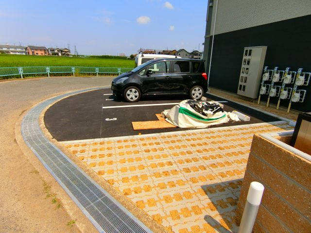 サンプレスの駐車場