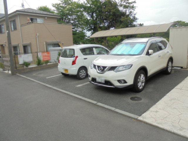 ルポゼ東中山の駐車場