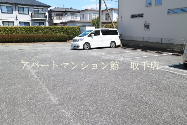 エルディム茂作の駐車場
