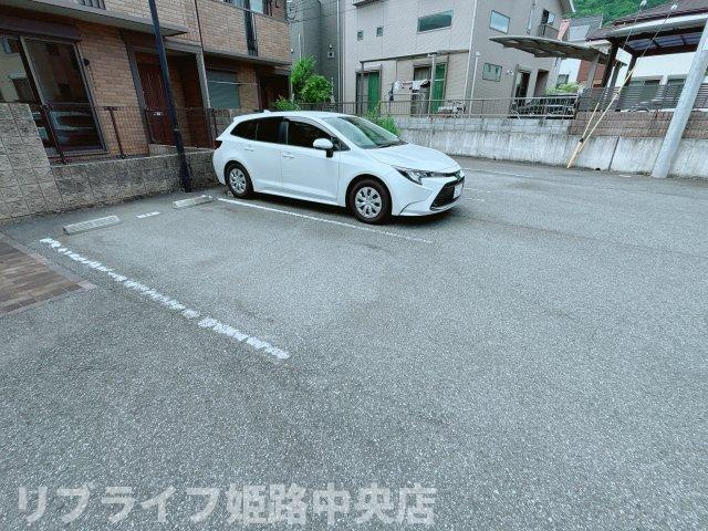 オークスコート西新在家の駐車場