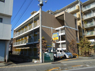【外観】 | 2階建ての落ち着いた色合いの物件です