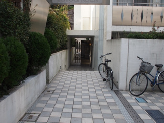 【その他共用部分】 | 通りを１本入った場所にあり、エントランスまでもアプローチがあるので人目も気になりません