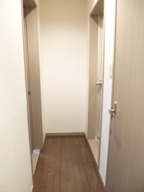 クレスト壱番館の玄関