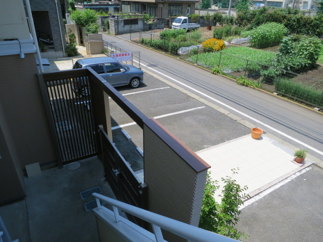 クレスト壱番館の駐車場