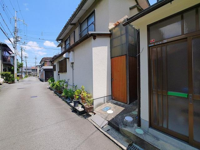 野垣内町貸家のエントランス|建物の内部です