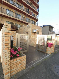 【エントランス】 | 京急本線「生麦」駅より徒歩4分の好立地！