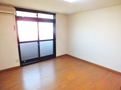 【居間・リビング】 | メイプルハイム高野台１号館 | 1Fフローリング
2Fカーペット