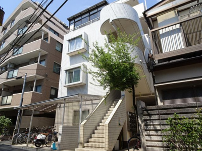 【外観】 | リベール根岸 | リベール根岸　入谷駅から徒歩５分・鶯谷駅から徒歩９分の好立地！柳通りから少し中に入った場所にあり静かな環境！鉄筋コンクリート造の外観タイル張りマンション！１９８８年１月築の５階建て。