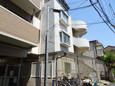 【外観】 | リベール根岸 | リベール根岸　入谷駅から徒歩５分・鶯谷駅から徒歩９分の好立地！柳通りから少し中に入った場所にあり静かな環境！鉄筋コンクリート造の外観タイル張りマンション！１９８８年１月築の５階建て。