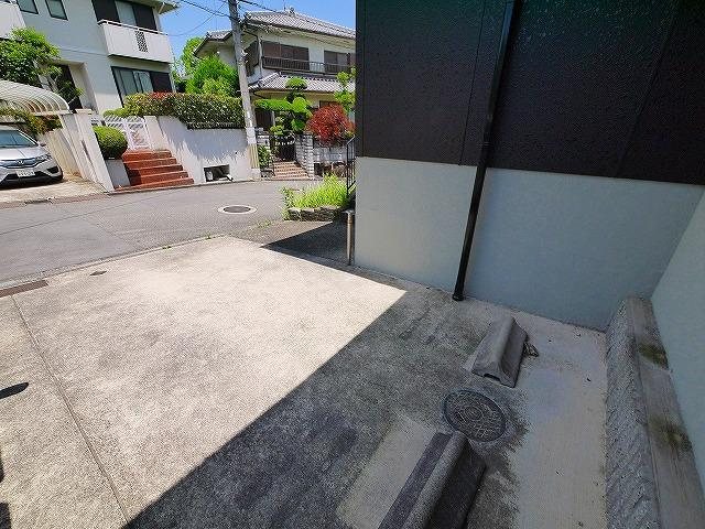 イーストタウン朱雀Bの駐車場|車をお持ちの方に嬉しい駐車場付きの物件です