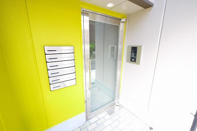 こまはんビルのエントランス