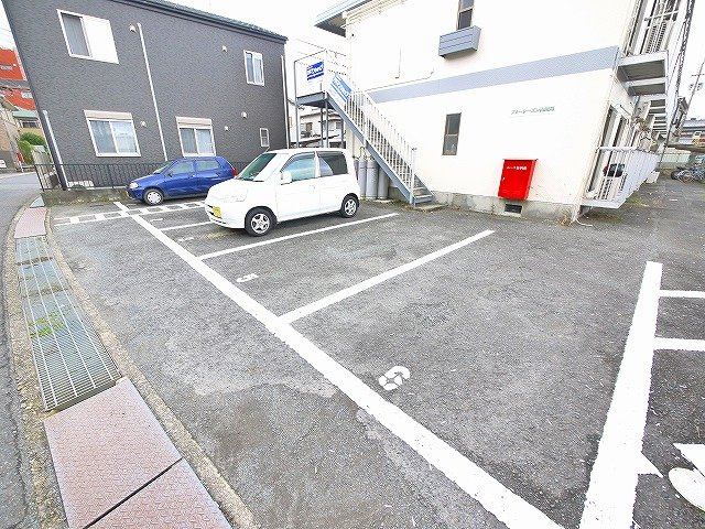 フォーシーズン 山田川の駐車場