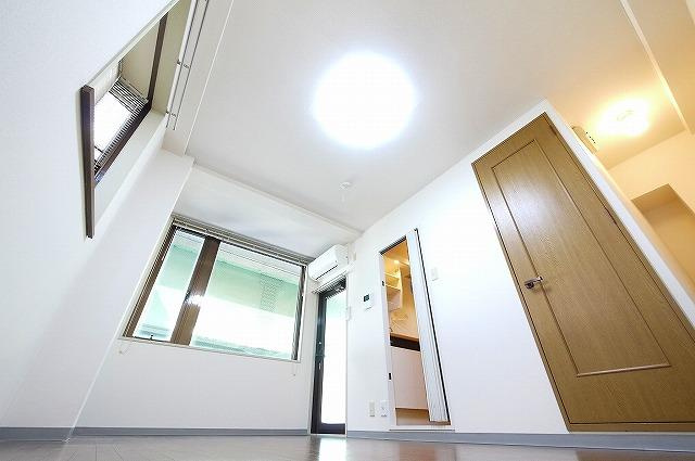 メゾン・ドゥ・クリヨンの居間・リビング|窓も大きく、明るいお部屋です。