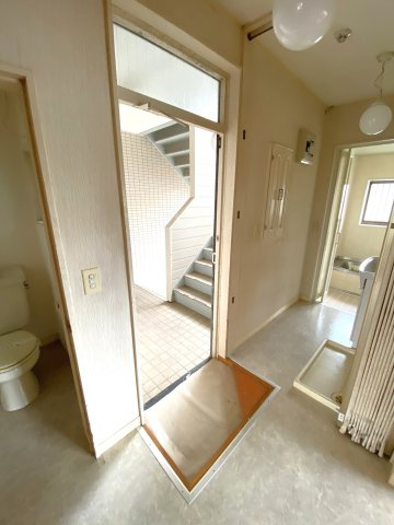 松美第2マンションの玄関