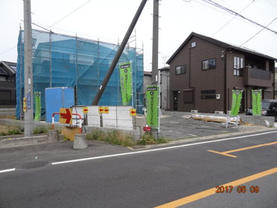 【前面道路含む現地写真】 | 桶川市下日出谷　敷地広々82坪の南道路に面する新築分譲住宅