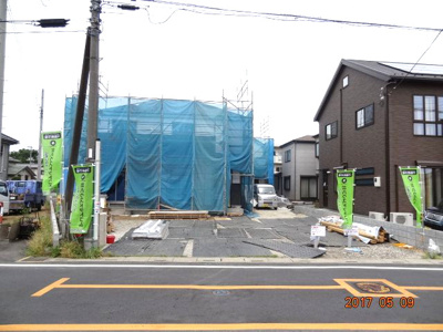 【前面道路含む現地写真】 | 桶川市下日出谷　敷地広々82坪の南道路に面する新築分譲住宅 | 高崎線桶川周辺への引っ越しをお考えなら「桶川市下日出谷　敷地広々82坪の南道路に面する新築分譲住宅」。
