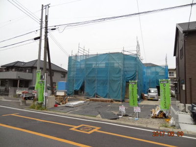 【前面道路含む現地写真】 | 桶川市下日出谷　敷地広々82坪の南道路に面する新築分譲住宅