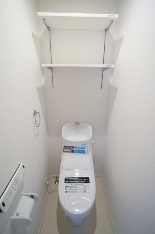 Taurus（タウラス）のトイレ|操作パネルは壁面です。スタイリッシュなウォシュレットトイレ