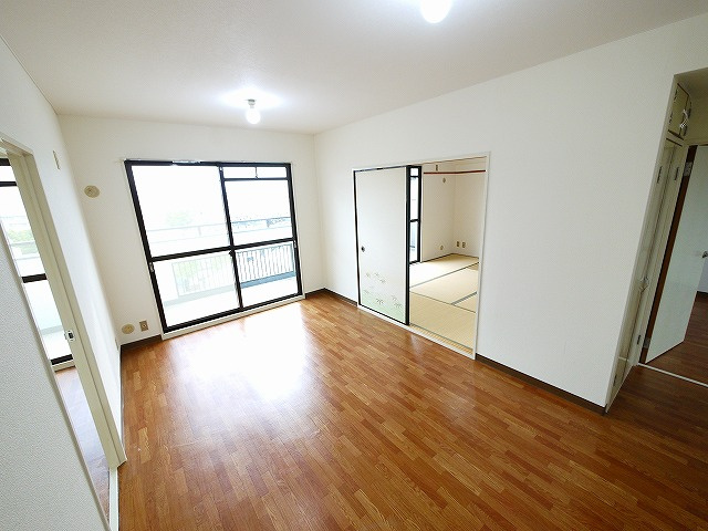 矢追マンションの居間・リビング|ゆったりとしたリビングです