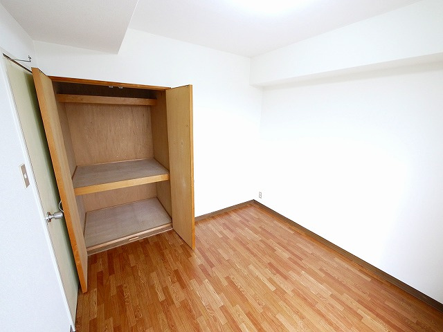 矢追マンションの洋室|明るい洋室です