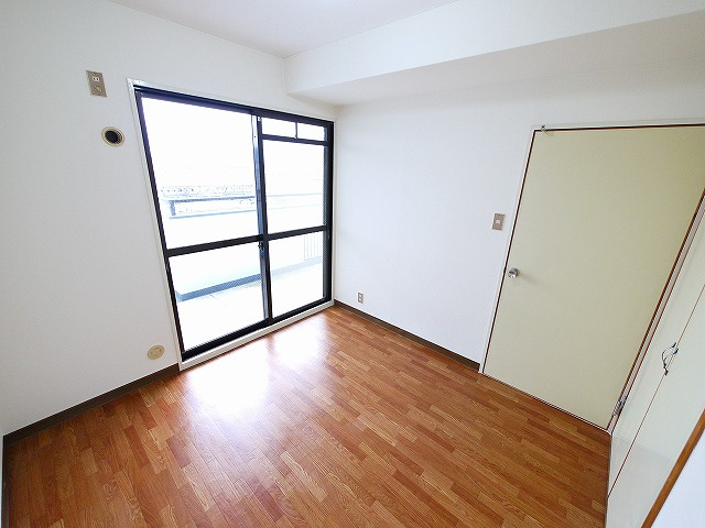 矢追マンションの洋室|広々とした洋室です