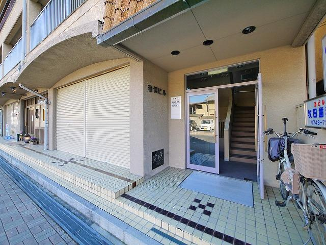 和州ビルのエントランス|建物の内部です