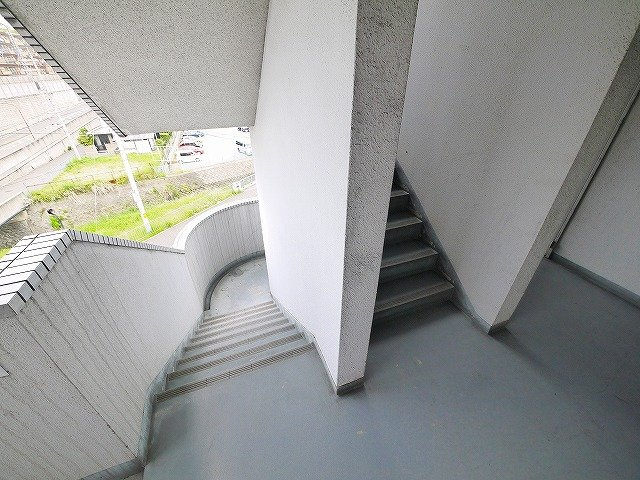 石丸ビルのその他共用部分|共用部分の階段です