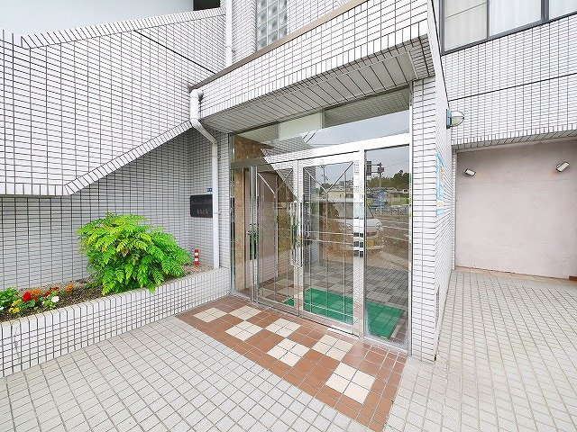 石丸ビルのエントランス|落ち着いたエントランスです