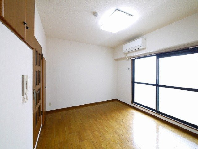 石丸ビルの居間・リビング|こちらのリビングで趣味の時間をお楽しみください