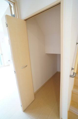 リビングタウン伊丹鴻池の収納|階段下収納は掃除機などをしまっておくのに便利です