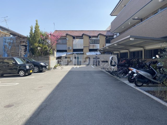 クレバーハウスの駐車場