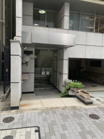 ふじビルのエントランス
