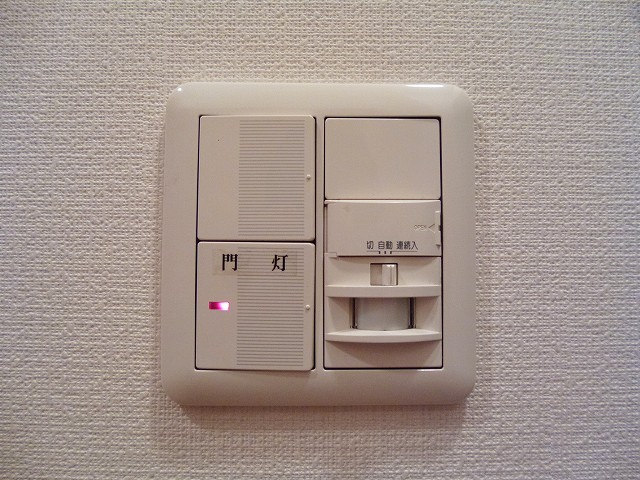 RESIDIA入谷の設備|レジディア入谷の人感センサー付玄関ライトです