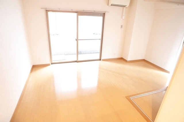 Ｍａｉｚｕｒｕ　Ｂａｙ　Ｍｉｄ　Ｓｑｕａｒｅの居間・リビング|マリーンサイドアキラタワー(1LDK)　リビング