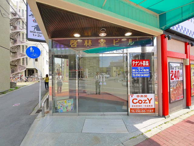 啓林堂ビル（大宮町）のエントランス