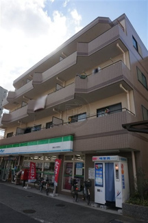 【外観】 | １階にファミリーマートがあります。