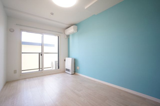 【居間・リビング】 | グラッツェ櫻乃邸 | 朝陽を浴びるのが気持ちいいお部屋です。モダンな雰囲気のフローリングは落ち着いた雰囲気が演出されているのも、見どころです。
