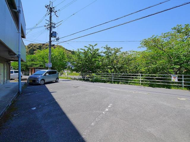 メープルハイツの駐車場|駐車場完備です