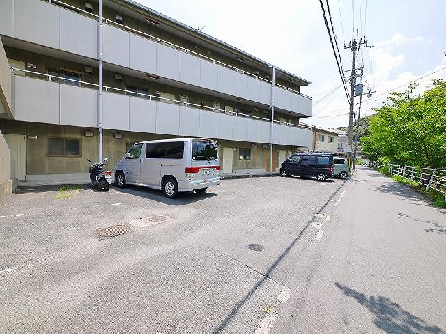 メープルハイツの駐車場|カースペースがあります