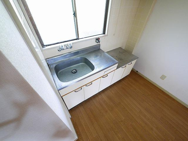 メープルハイツのキッチン|コンパクトなキッチンで掃除もラクラク