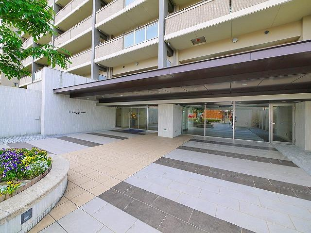 ローレルスクエア白庭台Ⅱ東館のエントランス
