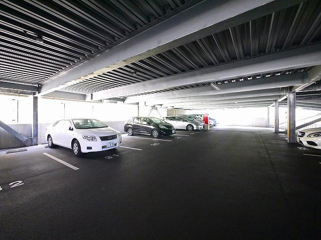 ローレルスクエア白庭台Ⅱ東館の駐車場