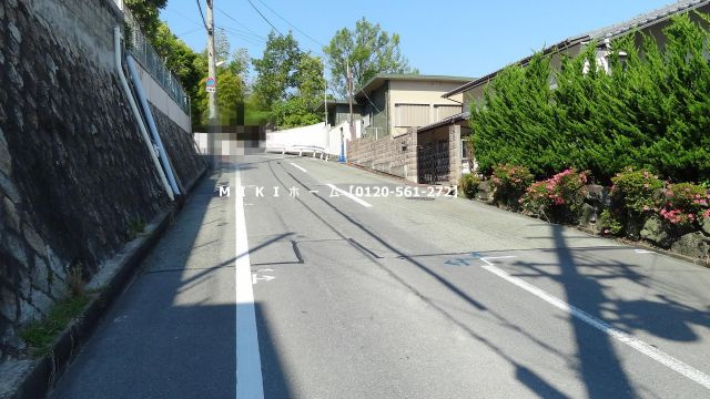 箕面市箕面8丁目　土地の周辺|前面道路は幅員約7.05ｍです。
